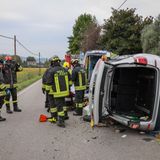 Auto si schianta sui contatori del gas e finisce rovesciata su un fianco: ferita una coppia – VIDEO