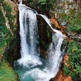Corpo senza vita nel torrente della cascata di Val Civetta: recupero in corso