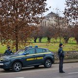 Fa zig zag in strada sul motorino, poi aggredisce un finanziere in caserma