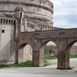 #518 Turisti e poveri assediano il centro, sanità privata e altre storie di Roma