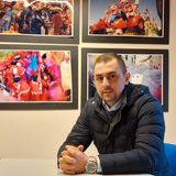 Dopo il rogo, i sindaci scendono in piazza per Marsetti. E scatta una raccolta fondi