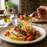 Pasta con pomodori marinati, olive e capperi: il primo estivo senza sugo da cuocere