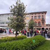 Maltrattamenti all’asilo, in marcia con i palloncini bianchi per tutelare i bambini