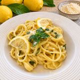 Spaghetti al limone cremosi senza panna: pronti nel tempo di cottura della pasta