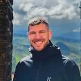 “Stay strong Ricky”, anche fuori dal ring della vita. Fa male l’addio a un papà di 36 anni