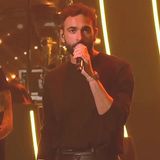 Marco Mengoni ha visto crescere la sua affermazione grazie ad interpretazioni intense, ottenendo due vittorie a Sanremo, la prima nel 2013.