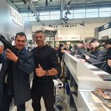 Joe Formaggio con la mitraglietta in fiera: “Sempre a fianco della lobby delle armi”. E scoppia la polemica