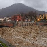 Maltempo, allerta in Liguria e Toscana: frane nel Genovese, bomba d’acqua a Firenze