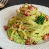BAVETTE CON PESTO DI BROCCOLI mandorle e pancetta croccante