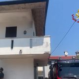 Cammina sul parapetto del balcone in stato confusionale: donna salvata da pompieri, Suem e carabinieri
