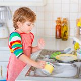 Estudio: Hijos tienen mayor éxito al crecer cuando hacen tareas domésticas