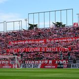 Lo striscione della Curva Sud che richiama ai papà e alla serie A è già “promosso”
