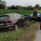 Frontale fra due auto: quattro le persone ferite