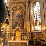 Chi stiamo celebrando veramente? Oltre l'illusione dei muri sontuosi