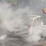Auto in marcia sul Tretto prende fuoco. Madre e bambino escono dall’abitacolo in tempo