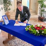 Morte Papa, in Prefettura il registro delle condoglianze. 850 ragazzi e ragazze in partenza per Roma