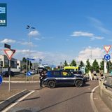 Scontro in rotatoria: investito un ciclista di 89 anni