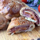 Rotoli di pasta pizza con prosciutto e pomodoro: dorati e filanti