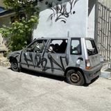 Zniszczone auta na ulicach miast