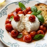 Mozzarella con pomodorini scoppiati: il piatto estivo fresco e saporito da portare in tavola