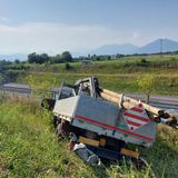 Scoppia la gomma: autocarro precipita a pochi metri dalla Spv