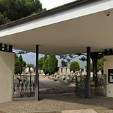Va a trovare i defunti in cimitero e viene abbracciato da una sconosciuta: sparita la collana in oro