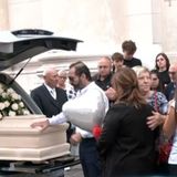 Musica, palloncini e fiori bianchi per l’ultimo saluto a Mattia, morto nel frontale di Ferragosto