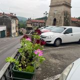 Piazza in fiore grazie ai gerani riprodotti in serra: “Così abbiamo riscoperto i giardini pensili dei Salesiani”