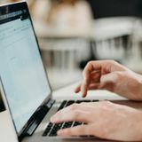 Oszustwa „bliźniaczych adresów”. Uważaj na literkę „ė” (z kropką)