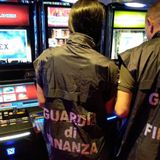 Slot machines aperte al pubblico fuori orario, 9 mila euro di multa per tre bar