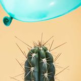 I 5 gesti che rivelano una persona emotivamente instabile (anche quando prova a nasconderlo)