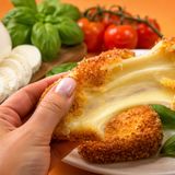 Mozzarella impanata e fritta: croccante e filante, ricetta facile