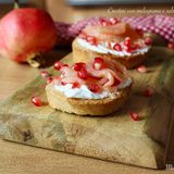 Crostini con melagrana e salmone affumicato