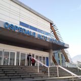Vigilante ferito mentre blocca un intruso in ospedale