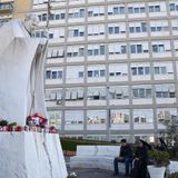 Papa Francesco domani vuole affacciarsi dal Gemelli dopo l’Angelus. Condizioni di salute stabili