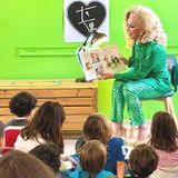 Anche a Napoli la drag queen indottrina i bambini