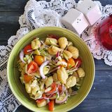 Gnocchi spadellati con  datterini e cipolle rosse