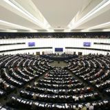 Il Parlamento Ue ha approvato il prestito da 90 miliardi di euro a sostegno dell'Ucraina