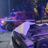 Tragedia nella notte, l’auto si schianta contro la fontana. Morti tre giovanissimi, grave un quarto