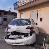Si schianta contro un’auto in sosta e scappa. Ma la fuga finisce dentro la rotatoria