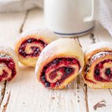 Rotolini di brioche alla marmellata