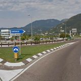 Esce di strada e si schianta sul gardrail di fronte all’ospedale: morto un motociclista
