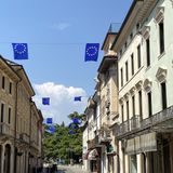 Municipio, corso Garibaldi e piazza Ferrarin espongono la bandiera dell’Unione Europea
