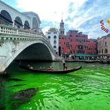 Canal Grande colorato di verde fluo. La Questura: “Potrebbe essere un liquido tracciante”
