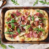 FOCACCIA CON PROSCIUTTO CRUDO E FICHI
