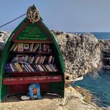 "Leggete, amate e respirate": a Polignano nasce la barchetta dei libri