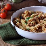 Pasta rossa con pesto di melanzane