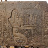 Gli archeologi scoprono blocchi decorati dal tempio di re Nactanebo I