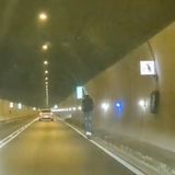Col monopattino nel tunnel, gli agenti bloccano un 36enne: “Sto rientrando a casa”