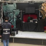 Festa abusiva in villa: la Guardia di Finanza “sale” sul palco e sequestra il locale